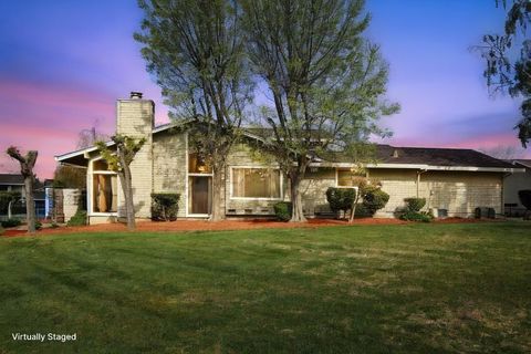 Photo of 345 Donnas Lane, Hollister, CA 95023 (MLS # ML82038969)