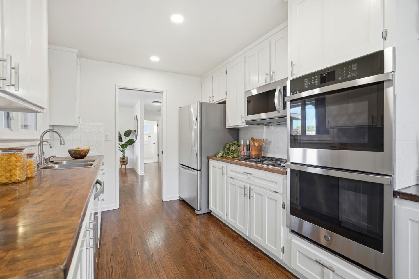 2114 La Miel Way