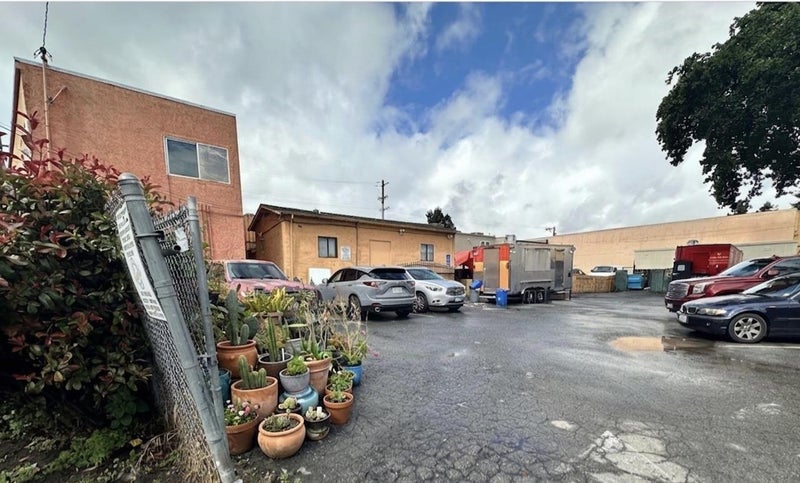 2561-67 El Camino Real