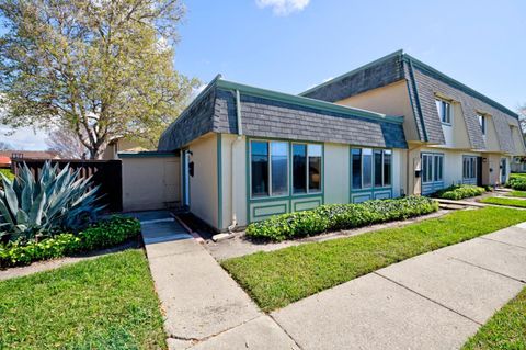 Photo of 27785 Hummingbird Court, HAYWARD, CA 94545 (MLS # ML82037235)