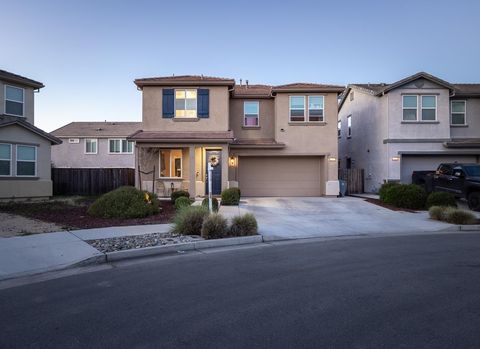 Photo of 1290 Marille Ln, Hollister, CA 95023 (MLS # ML82037015)