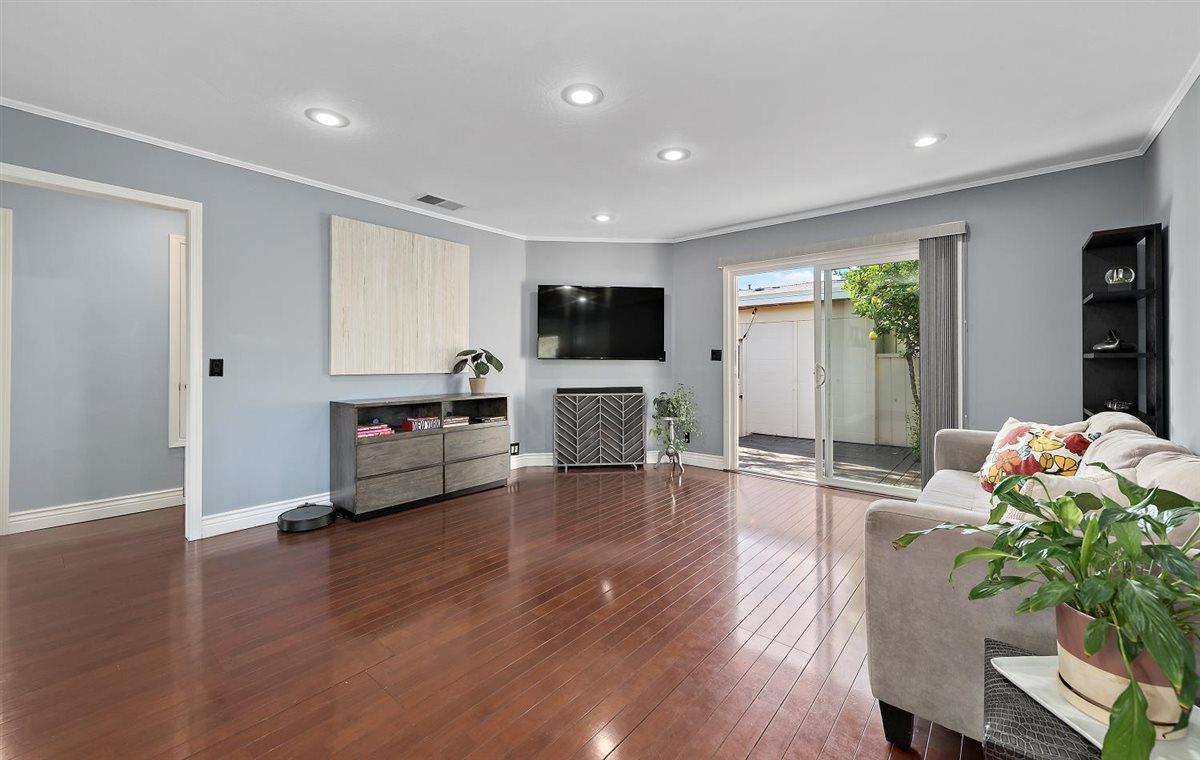 1 Comstock Queen Court