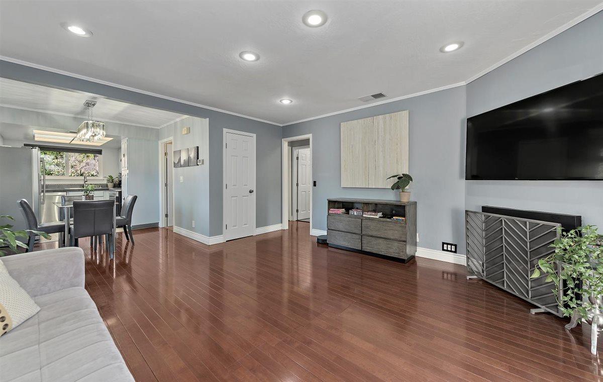 1 Comstock Queen Court