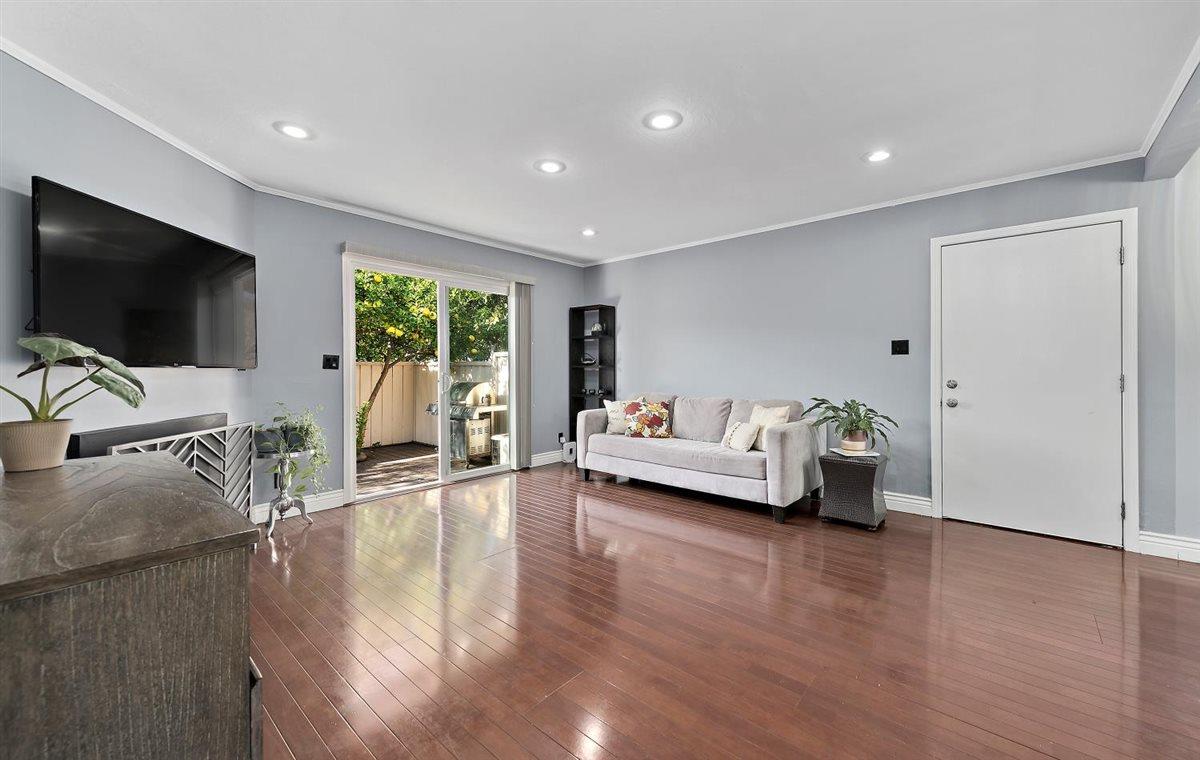 1 Comstock Queen Court