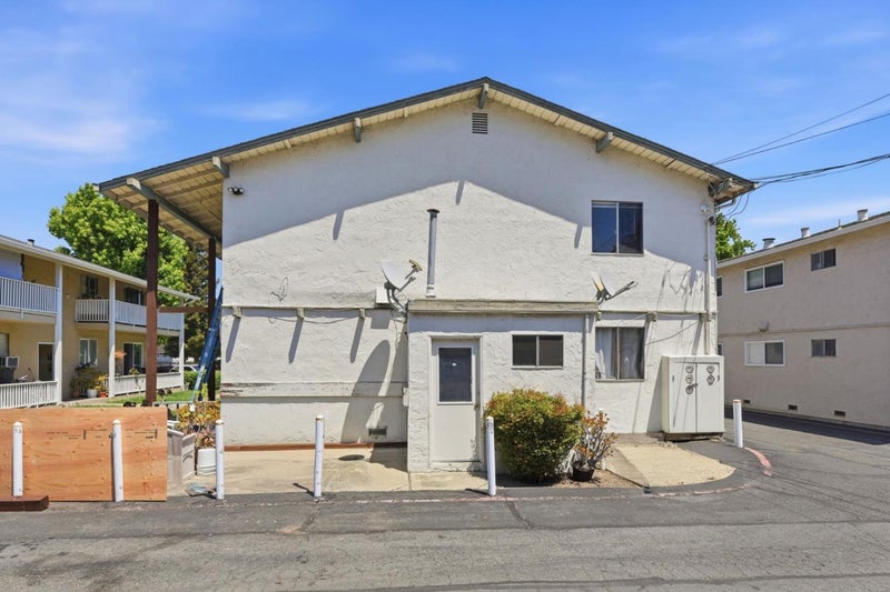 1745 Ross Circle