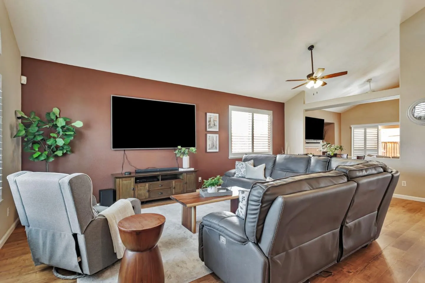 Hollister, California 95023, United States, 4 Bedrooms Bedrooms, ,3 BathroomsBathrooms,Residential,Active,139859