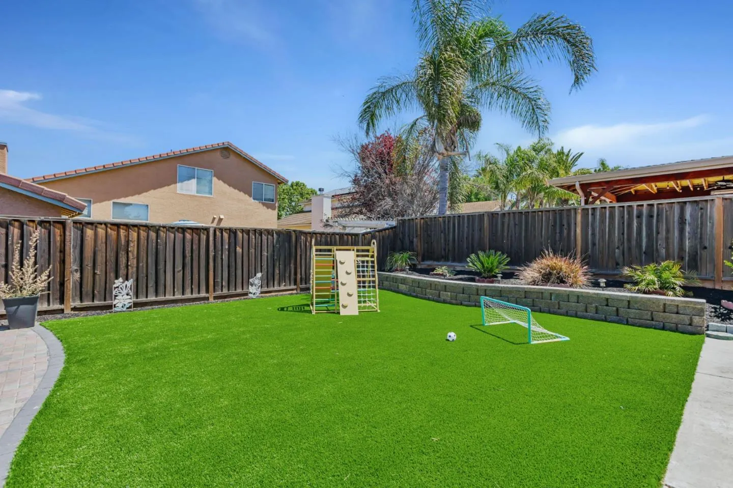 Hollister, California 95023, United States, 4 Bedrooms Bedrooms, ,3 BathroomsBathrooms,Residential,Active,139859