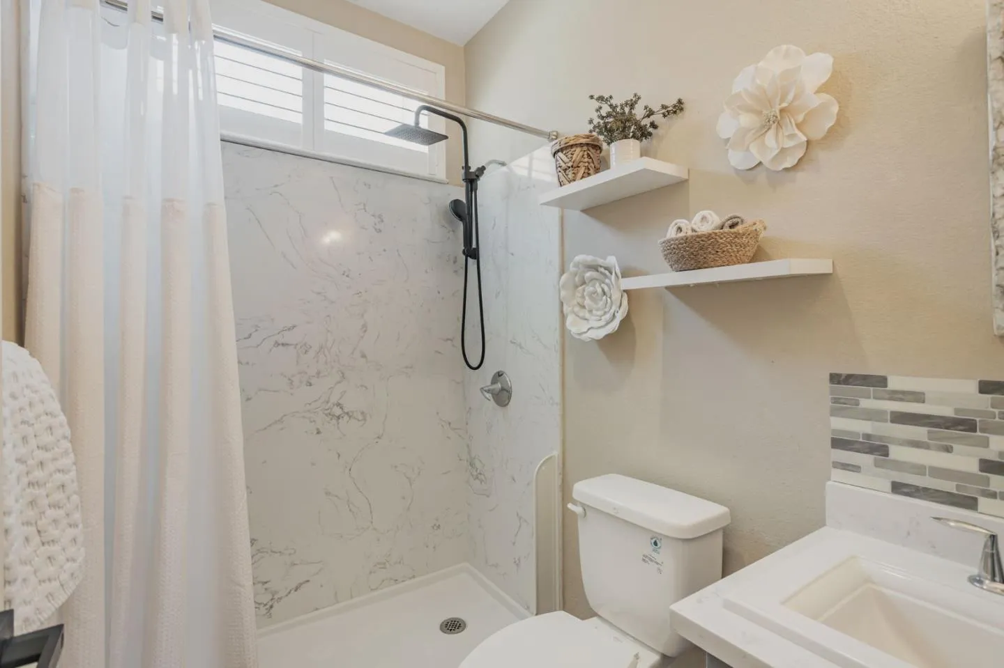 Hollister, California 95023, United States, 4 Bedrooms Bedrooms, ,3 BathroomsBathrooms,Residential,Active,139859