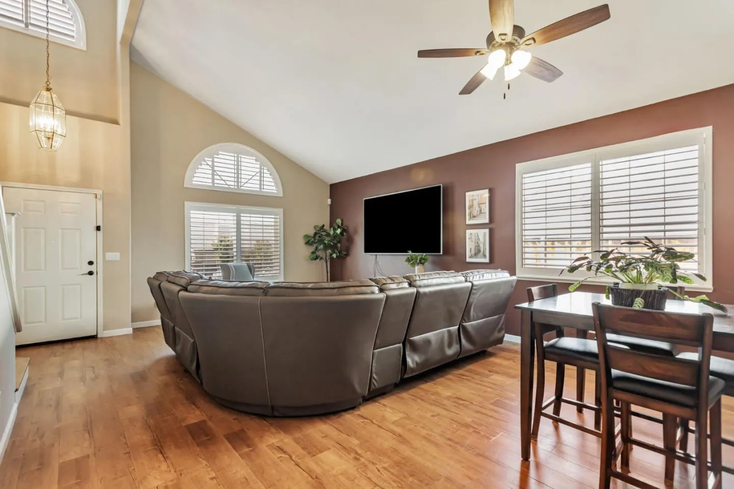 Hollister, California 95023, United States, 4 Bedrooms Bedrooms, ,3 BathroomsBathrooms,Residential,Active,139859