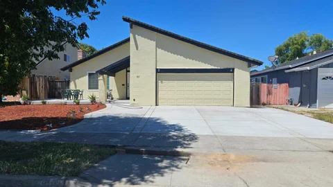 305 Lassenpark Circle, San Jose, CA 95136 - #: ML82048832