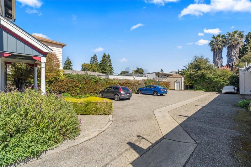 216 North San Mateo Drive