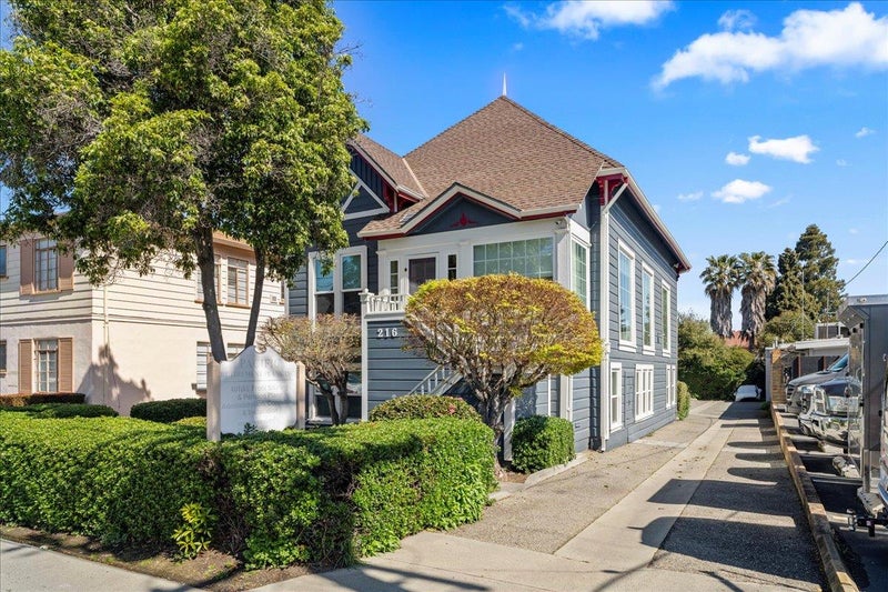 216 North San Mateo Drive