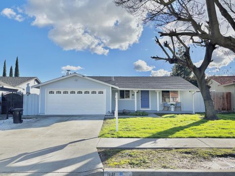 Photo of 98 Springhaven Court, SAN JOSE, CA 95111 (MLS # ML82030514)