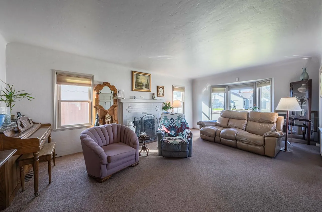 Salinas, California 93901, United States, 3 Bedrooms Bedrooms, ,2 BathroomsBathrooms,Residential,Active,229521