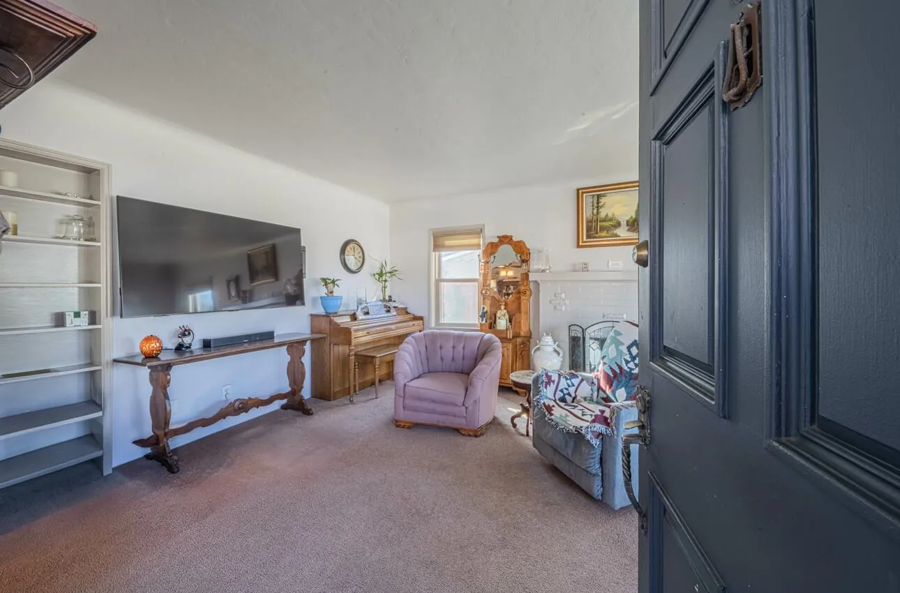 Salinas, California 93901, United States, 3 Bedrooms Bedrooms, ,2 BathroomsBathrooms,Residential,Active,229521