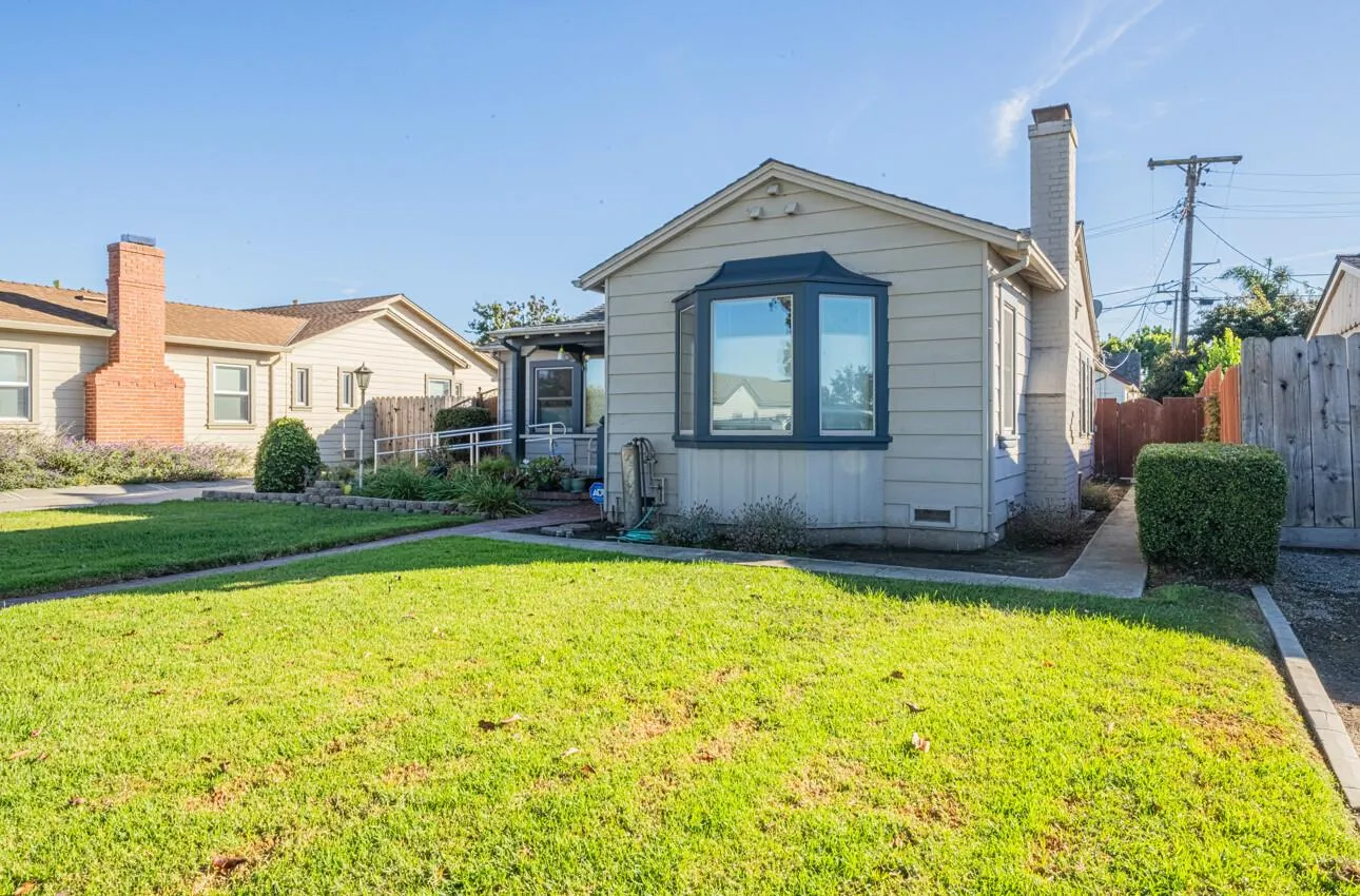 Salinas, California 93901, United States, 3 Bedrooms Bedrooms, ,2 BathroomsBathrooms,Residential,Active,229521