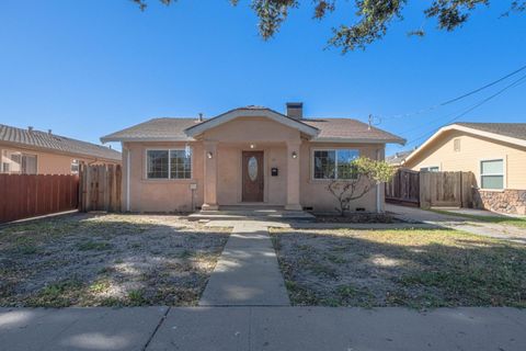 Photo of 40 Oak Street, SALINAS, CA 93901 (MLS # ML82040858)