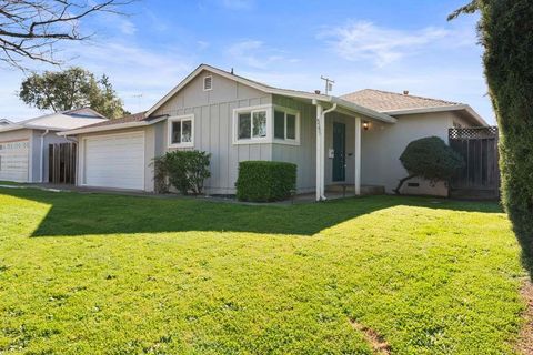 Photo of 5351 Calderwood Lane, SAN JOSE, CA 95118 (MLS # ML82037607)