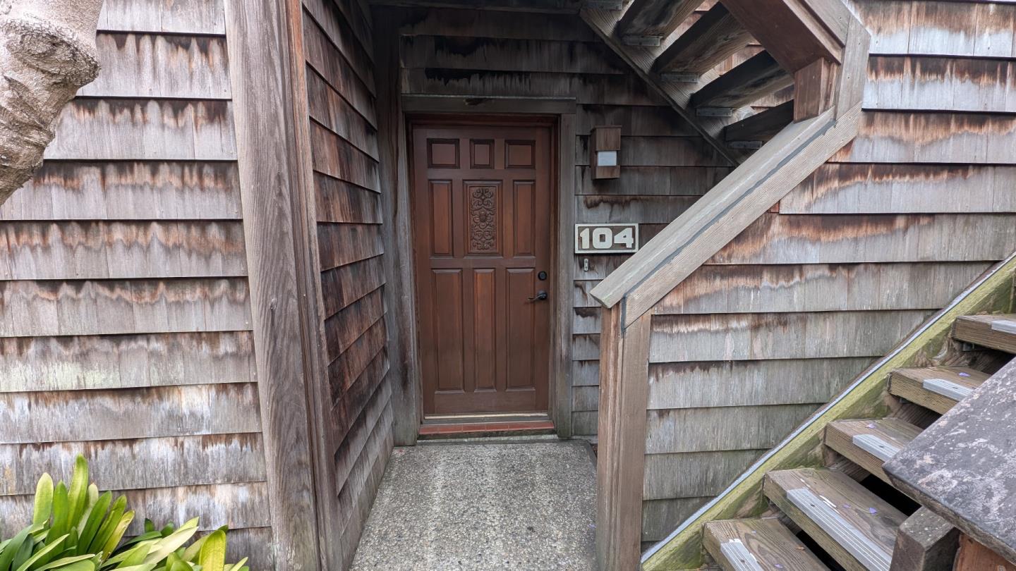 461 Dela Vina Avenue 104