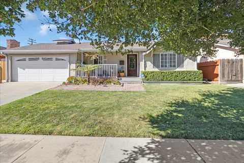 Photo of 1043 Heather Drive, SALINAS, CA 93906 (MLS # ML82025085)
