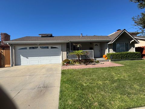 Photo of 1043 Heather Drive, SALINAS, CA 93906 (MLS # ML82025085)