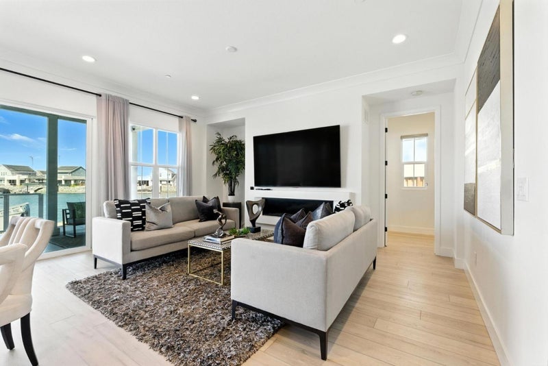 467 Halcyon Place