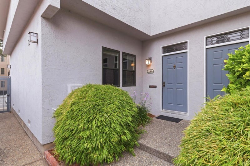 216 8th Avenue