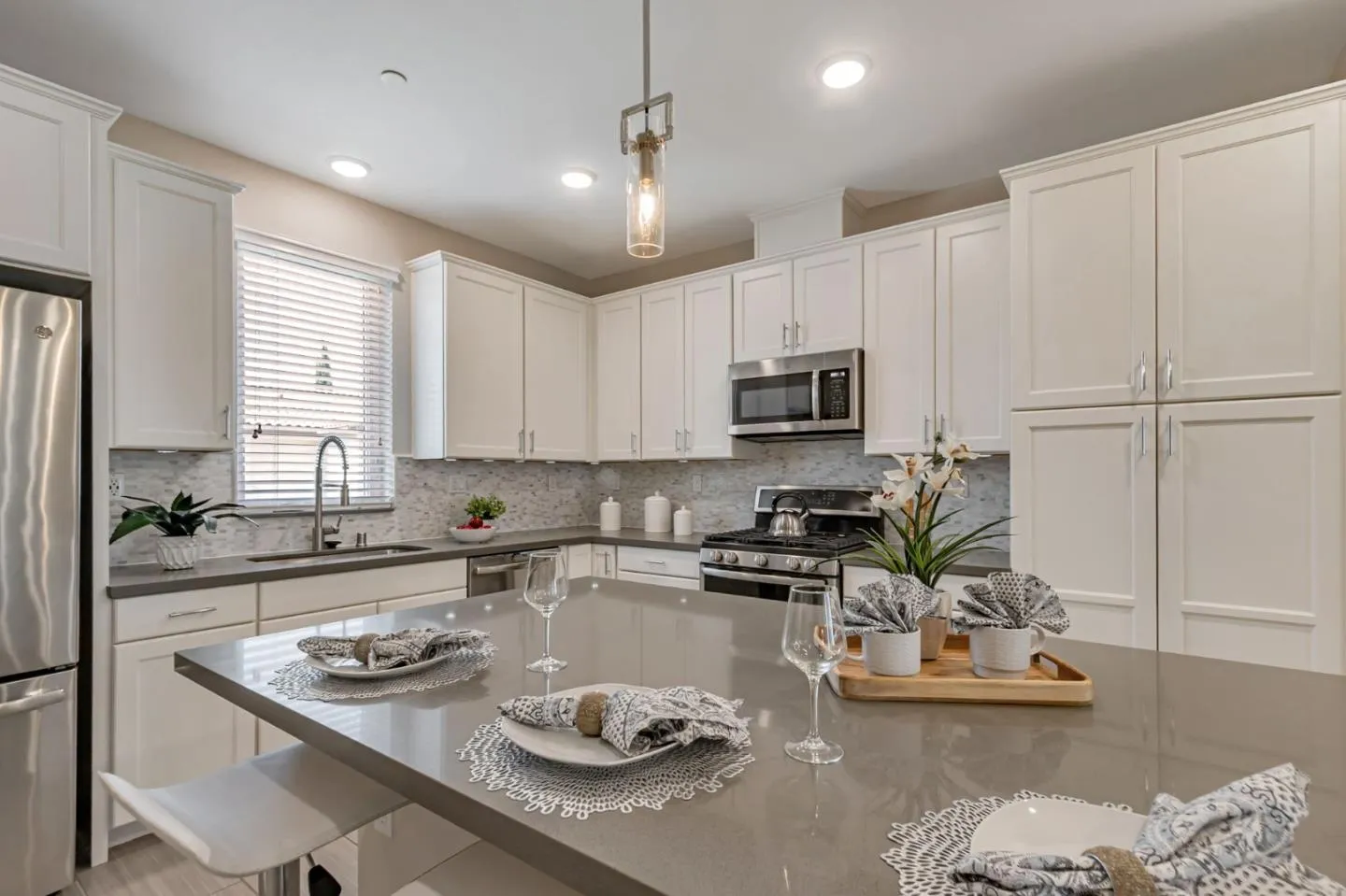 Milpitas, California 95035, United States, 3 Bedrooms Bedrooms, ,4 BathroomsBathrooms,Residential,Active,216015