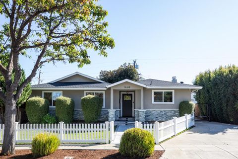 Photo of 1668 Goldfinch Way, SUNNYVALE, CA 94087 (MLS # ML82024091)
