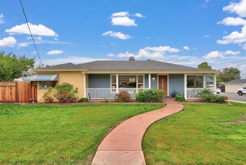 Photo of 97 Decker Way, SAN JOSE, CA 95127 (MLS # ML82026875)