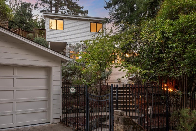 2526 Woodland Place