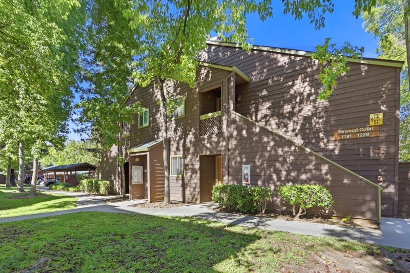 1211 Yarwood Court
