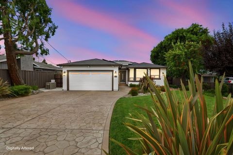 Photo of 1008 El Toro Drive, HOLLISTER, CA 95023 (MLS # ML82053255)