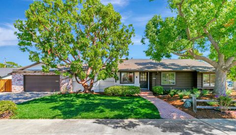 Photo of 1691 Yale Drive, MOUNTAIN VIEW, CA 94040 (MLS # ML82022790)