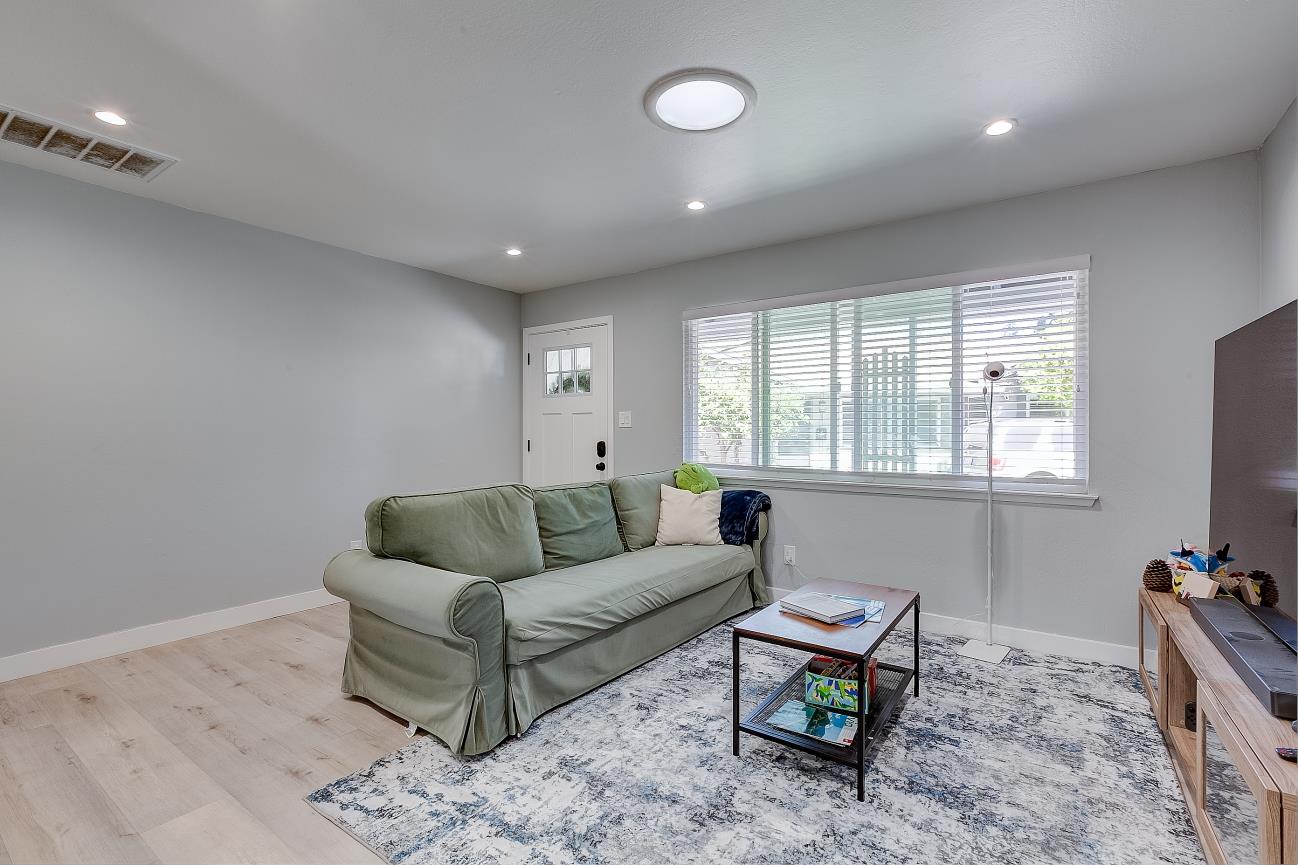 686-688 San Luisito Way