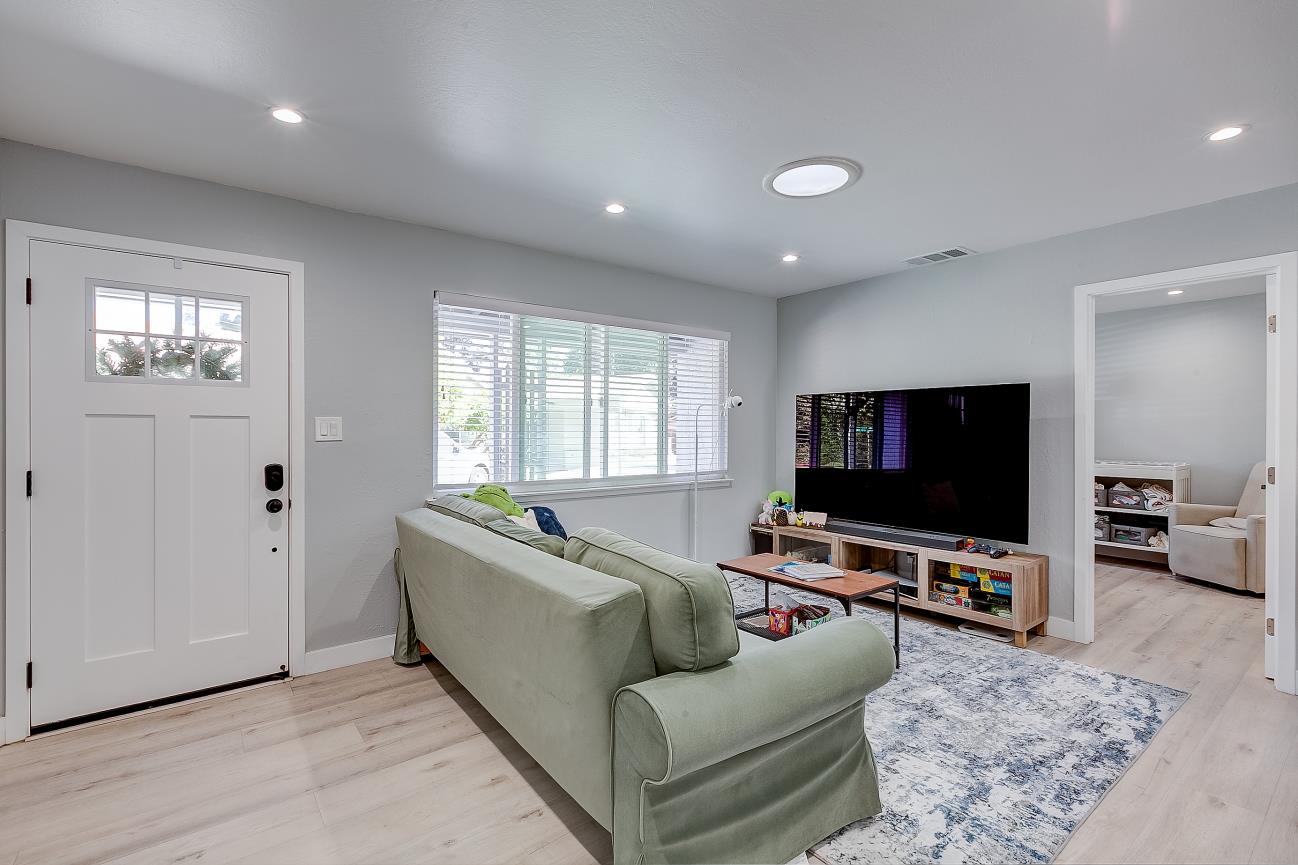 686-688 San Luisito Way