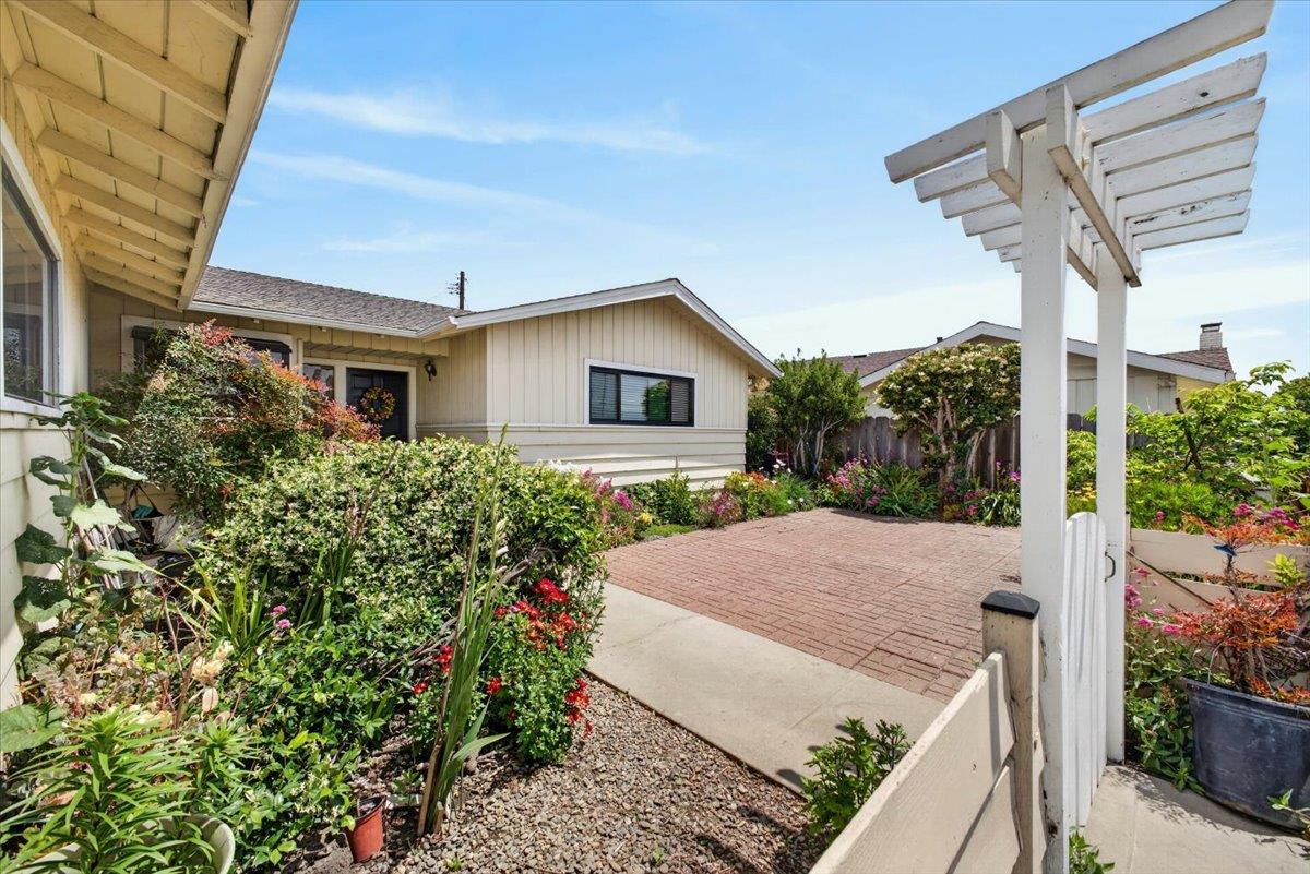 251 La Mesa Drive