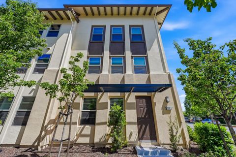 Photo of 998 Arrowleaf Place, SAN JOSE, CA 95131 (MLS # ML82048237)