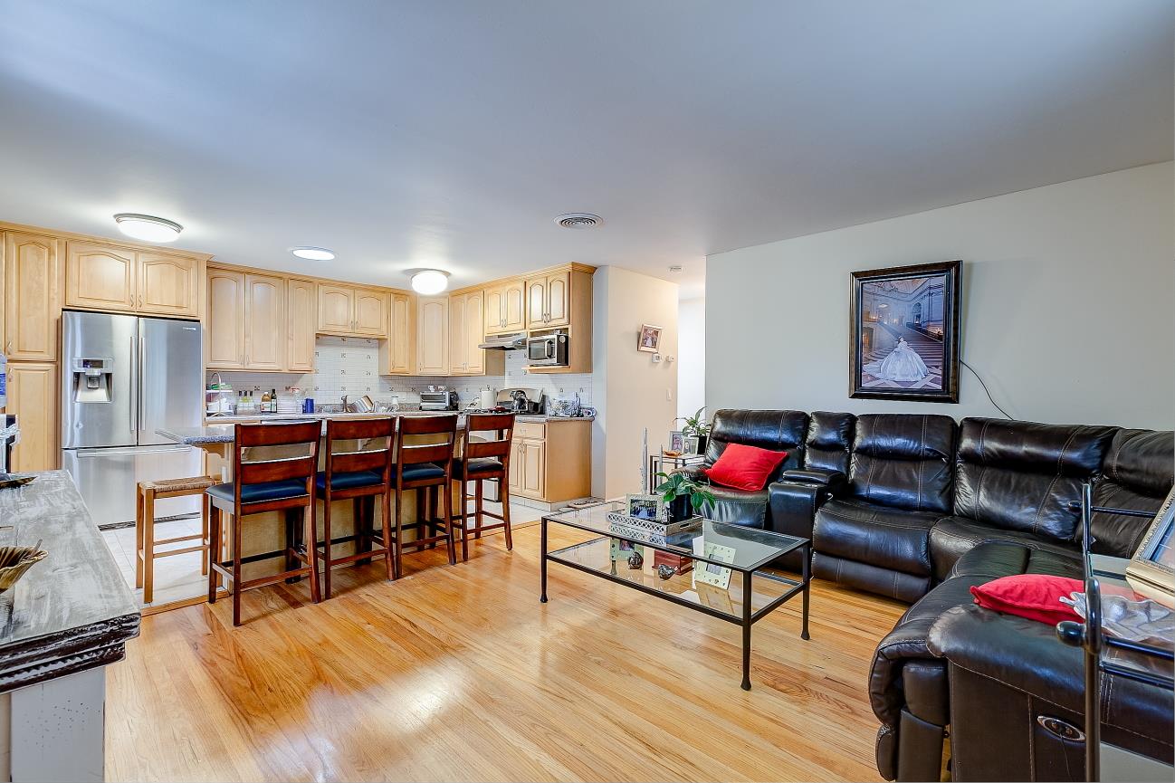 875-877 Altamont Court
