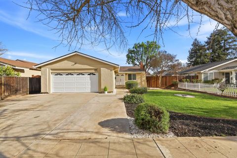 Photo of 204 Vineyard Drive, SAN JOSE, CA 95119 (MLS # ML82035561)