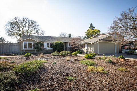 Photo of 1011 Tulane Drive, MOUNTAIN VIEW, CA 94040 (MLS # ML82033552)