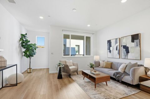 Photo of 706 Fruit Ranch Loop, SAN JOSE, CA 95133 (MLS # ML82031319)