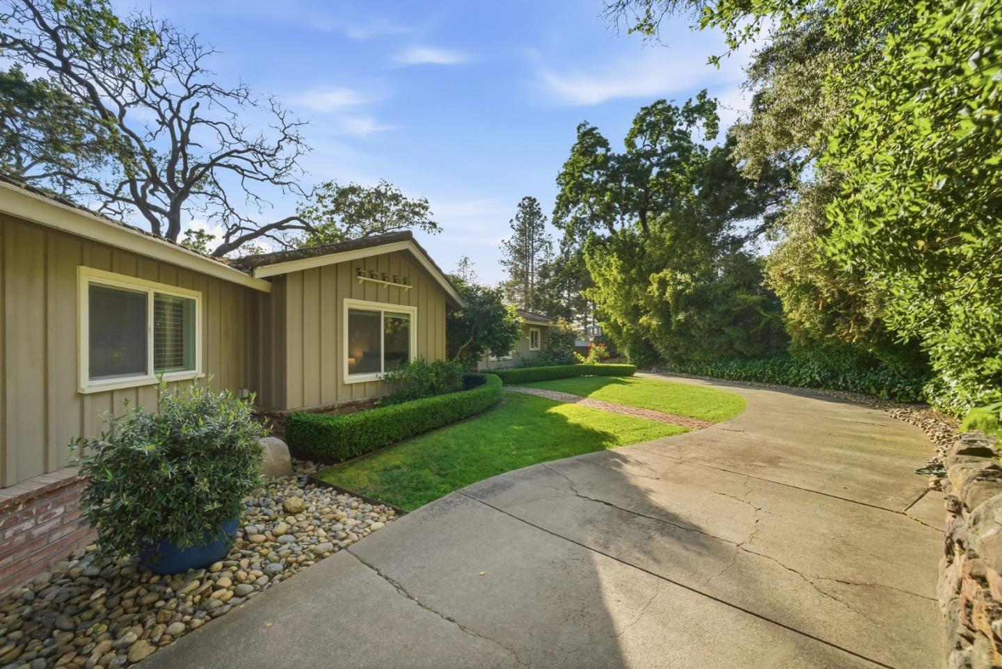 50 Oakcrest Court