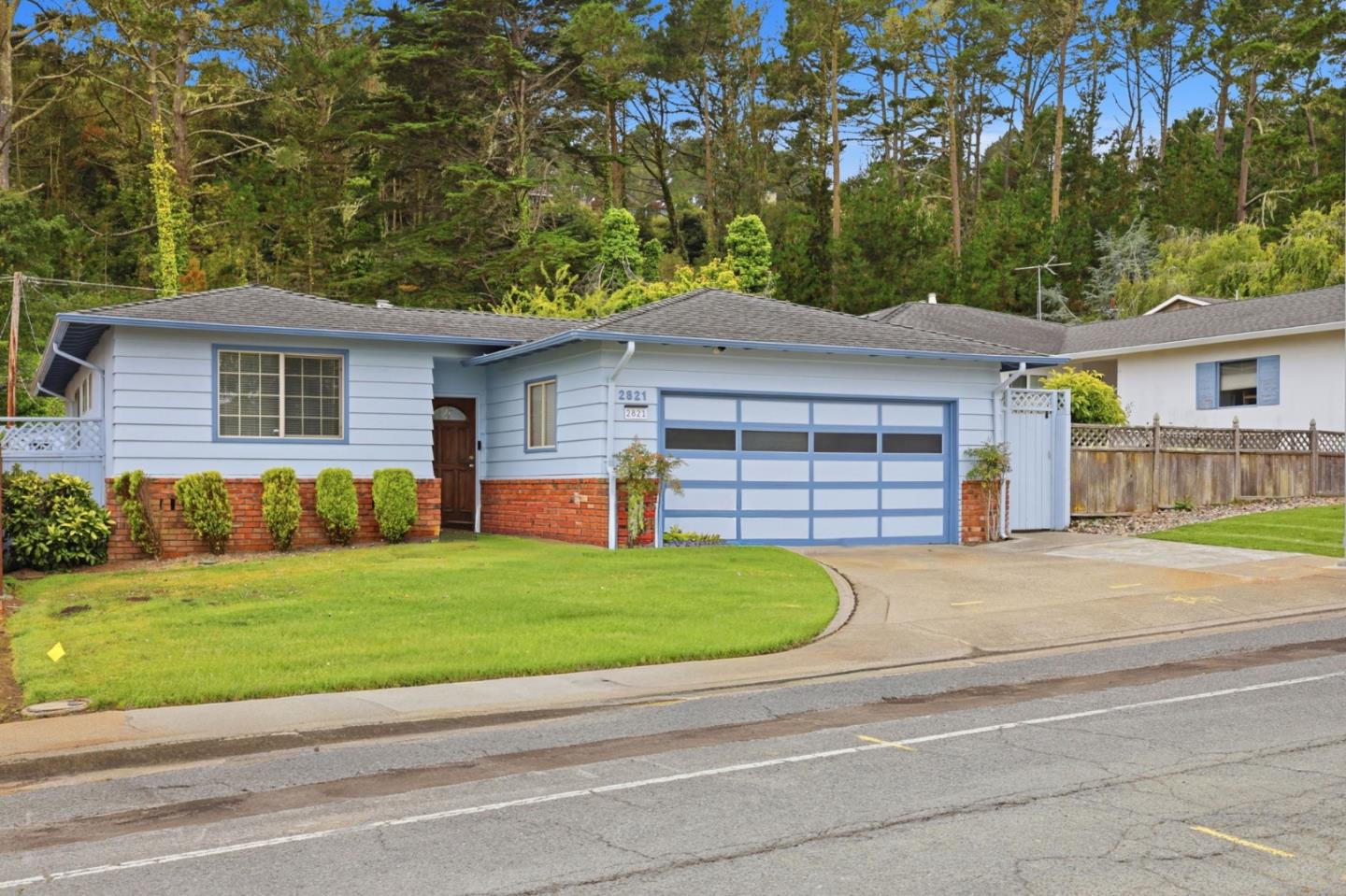 2821 Oakmont Drive