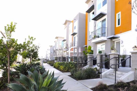 Photo of 2980 Henry Miller Pl Pl #4, SAN JOSE, CA 95136 (MLS # ML82032616)