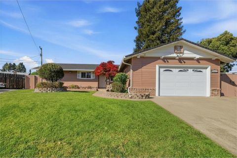 Photo of 8440 Diane Ct Ct, GILROY, CA 95020 (MLS # ML82044651)