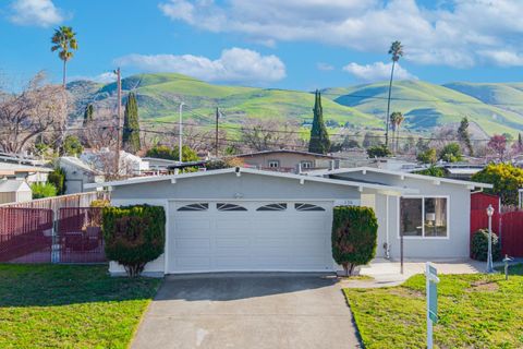 Photo of 136 Lawton Drive, MILPITAS, CA 95035 (MLS # ML82031433)