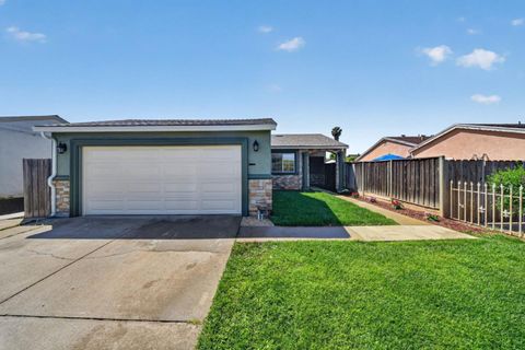 Photo of 1892 Macduee Way, SAN JOSE, CA 95121 (MLS # ML82053484)