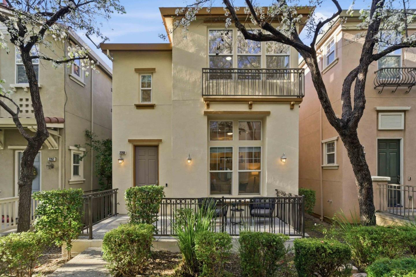 2260 Golden Crest Common