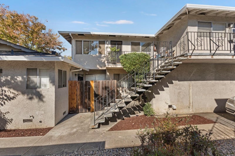 490 Hawthorn Avenue